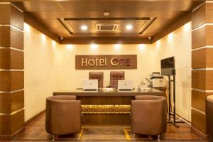 Hotel One Tariq Road Multan的电视和/或娱乐中心