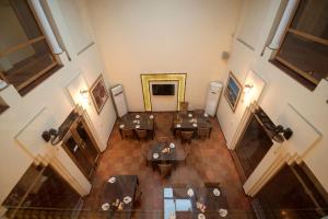 Hotel One Tariq Road Multan的休息区
