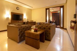 Hotel One Tariq Road Multan的电视和/或娱乐中心