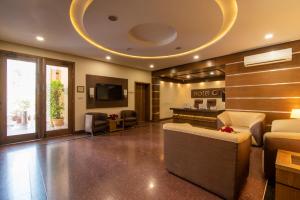 Hotel One Tariq Road Multan的电视和/或娱乐中心