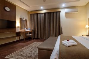 Hotel One Tariq Road Multan客房内的一张或多张床位