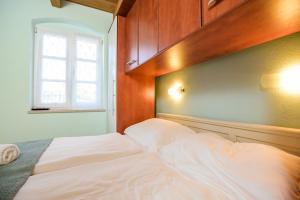 Ein Bett oder Betten in einem Zimmer der Unterkunft Luxury Villa Kras