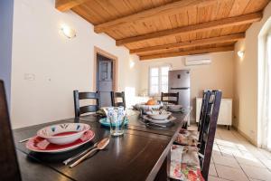 ein Esszimmer mit einem großen Holztisch mit Stühlen in der Unterkunft Luxury Villa Kras in Dobrinj