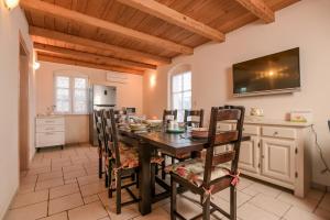 eine Küche und ein Esszimmer mit Tisch und Stühlen in der Unterkunft Luxury Villa Kras in Dobrinj