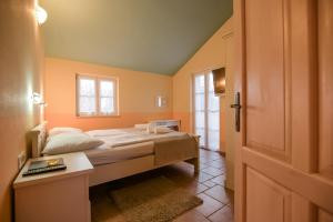 Ein Bett oder Betten in einem Zimmer der Unterkunft Luxury Villa Kras