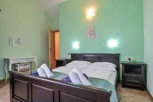 Ein Bett oder Betten in einem Zimmer der Unterkunft Luxury Villa Kras