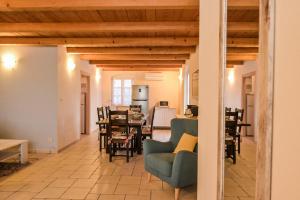 Ein Sitzbereich in der Unterkunft Luxury Villa Kras