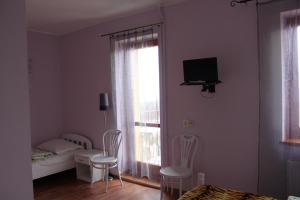 Pokój z sypialnią z łóżkiem i oknem w obiekcie Pensjonat Astor w mieście Karpacz