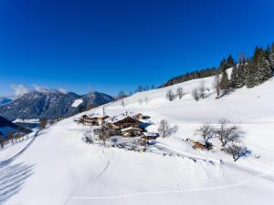 un rifugio da sci nella neve su una montagna di Alpengasthof Gruberhof a Söll