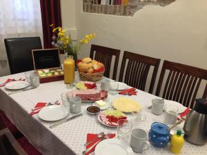 Jedlo v ubytovaní bed & breakfast alebo blízkom okolí