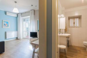 Телевизор и/или развлекательный центр в Residence Sole Mare Alaxi Hotels