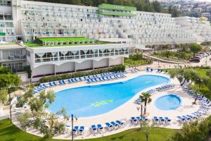 eine Luftansicht eines Resorts mit einem großen Pool in der Unterkunft Hotel Hedera - Maslinica Hotels & Resorts in Rabac