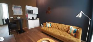 a living room with a couch and a kitchen at Hotel Zilt in Vlissingen