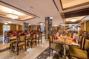 En restaurant eller et andet spisested på Grand Palace Hotel & Resorts Sylhet