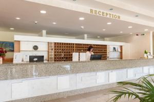Ο χώρος του λόμπι ή της ρεσεψιόν στο Hotel Hedera - Maslinica Hotels & Resorts