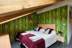 1 dormitorio con cama y pared verde en Housingleón - Five Rooms en León