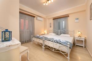 A bed or beds in a room at The Old Mansion