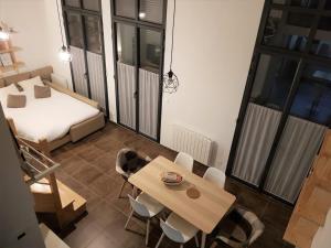 Ce petit appartement comprend une table et un lit. dans l'établissement L'Arbre, au Mans