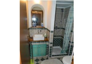 Ένα μπάνιο στο CASA CON VERANDA A POCHI PASSI DAL MARE +12 φωτογραφίες