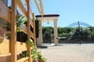 une clôture en bois avec un portail et quelques plantes dans l'établissement Villa Lucia B&B, à Tortoreto Lido