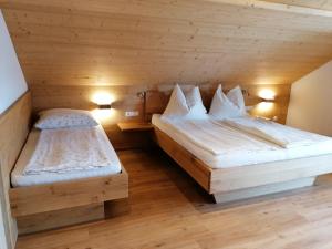A bed or beds in a room at Ferienhof Rabenreith
