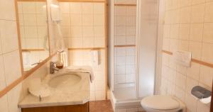 W łazience znajduje się umywalka, toaleta i prysznic. w obiekcie Hotel Residence Chateau w mieście Saint-Pierre +37 zdjęć