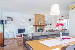 un salon avec une table et un canapé dans l'établissement C333 Caülls by Mallorca Villa Selection, à Palma de Majorque