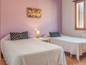 deux lits dans une chambre aux murs violets dans l'établissement C333 Caülls by Mallorca Villa Selection, à Palma de Majorque 16 autres photos