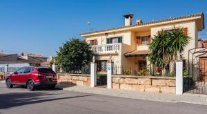 une voiture rouge garée devant une maison dans l'établissement C333 Caülls by Mallorca Villa Selection, à Palma de Majorque