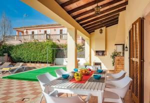 d'une terrasse avec une table en bois et des chaises blanches. dans l'établissement C333 Caülls by Mallorca Villa Selection, à Palma de Majorque