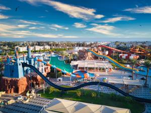 沙姆沙伊赫Pickalbatros Aqua Blu Sharm El Sheikh的水上公园的空中景观,设有滑梯