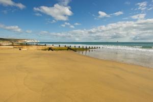 Gallery image of Chalet 56 Sandown Bay Holiday Centre GENEROUS MONEY OFF FERRY CROSSING & SPECIAL OFFER UNTIL END OF JUNE, SEPTEMBER AND HALLOWEEN DEALS NOW ON in Sandown