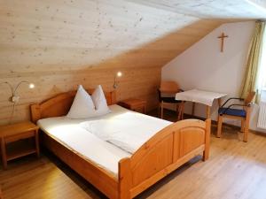 A bed or beds in a room at Ferienhof Rabenreith