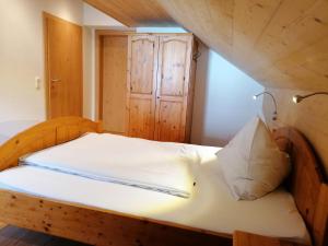 A bed or beds in a room at Ferienhof Rabenreith