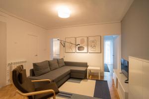 uma sala de estar com um sofá e uma televisão em NAHIMA PARKING FREE em San Sebastián