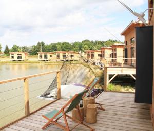 Výhled na řeku, která protéká v blízkosti hotelu