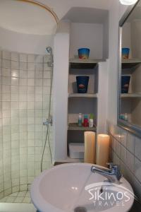 A bathroom at Traditional Apartment In Kastro