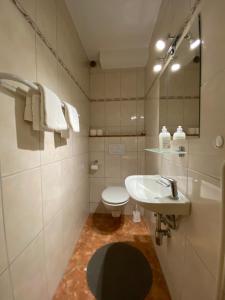 ハノーファーにあるEnglish Romance Langenhagenの白いバスルーム(洗面台、トイレ付)