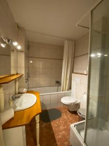 ハノーファーにあるEnglish Romance Langenhagenのバスルーム(シンク、バスタブ、トイレ付)