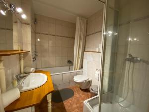 Salle de bains dans l'établissement English Romance Langenhagen