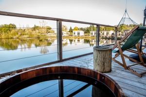 Výhled na řeku, která protéká v blízkosti hotelu