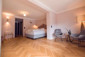 Rúm í herbergi á Alpine Hideaway ZILLERTALERHOF - 4 Sterne Superior