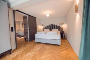 Rúm í herbergi á Alpine Hideaway ZILLERTALERHOF - 4 Sterne Superior