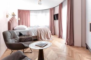 Postel nebo postele na pokoji v ubytování Alpine Hideaway ZILLERTALERHOF - 4 Sterne Superior