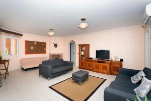 Televízia a/alebo spoločenská miestnosť v ubytovaní CH Villa Calida Monteazul