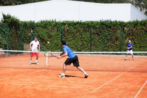 Tennis ja/või seinatennis majutusasutuses MASLINICA Hedera Hotel või selle läheduses
