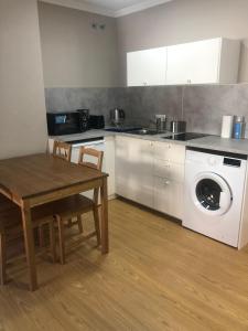 uma cozinha com uma mesa e uma máquina de lavar roupa em ESTUDIO Zona Norte Santiago de Compostela VUTCO-04046 em Santiago de Compostela