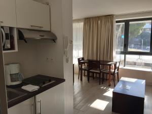 cocina y comedor con mesa y sillas en Residence Services Calypso Calanques Plage, en Marsella