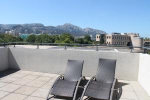 deux chaises assises au-dessus du toit dans l'établissement Residence Services Calypso Calanques Plage, à Marseille