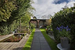 a garden with a bench and some plants and flowers at B&B Hoofddorp in Hoofddorp